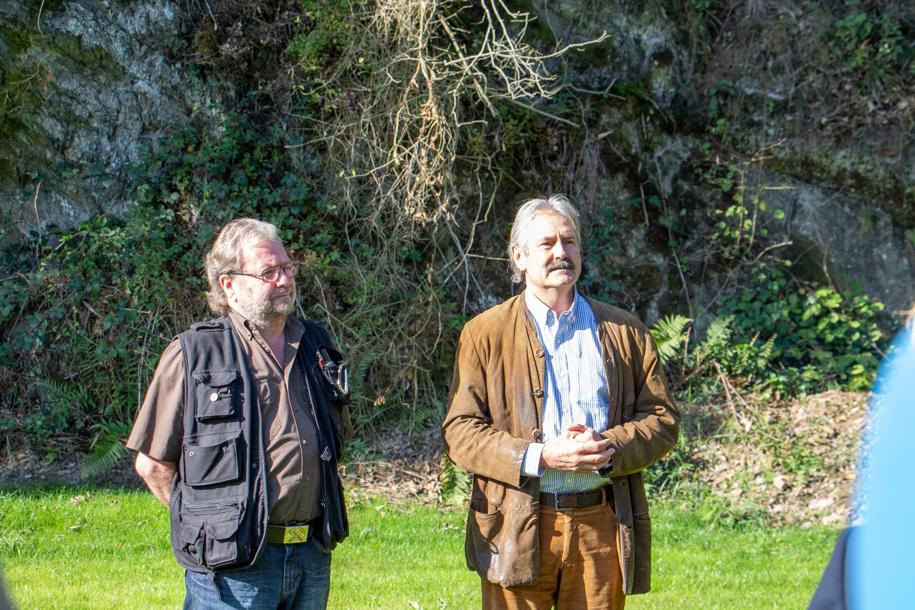 Der Leiter des Bergbaumuseums Sassenroth, Achim Heinz und Grundstücksbesitzer Dr. Franz Straubinger erläutern die besondere Bedeutung des GeoTops
