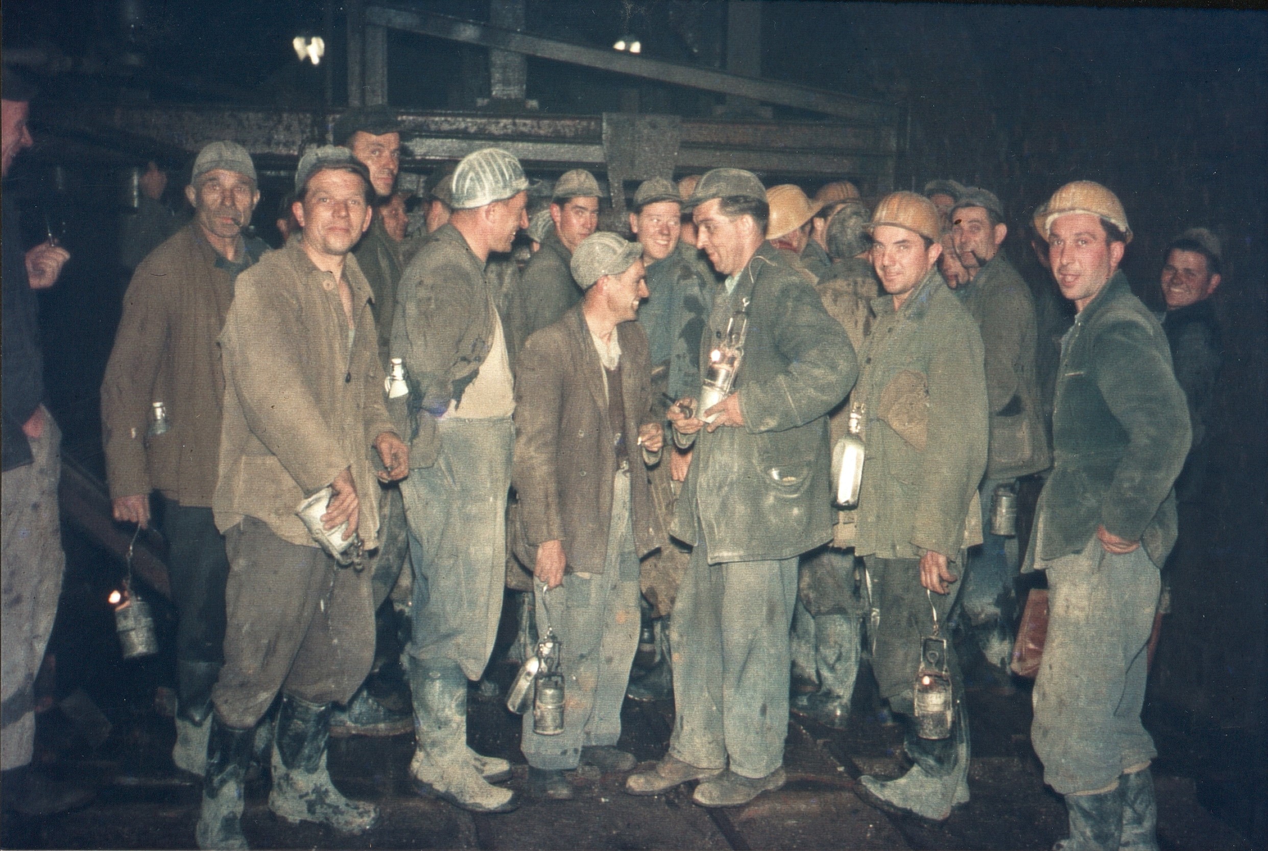 Vor dem Förderkorb der Grube Georg (1956). Foto: H. J. Kalscheid