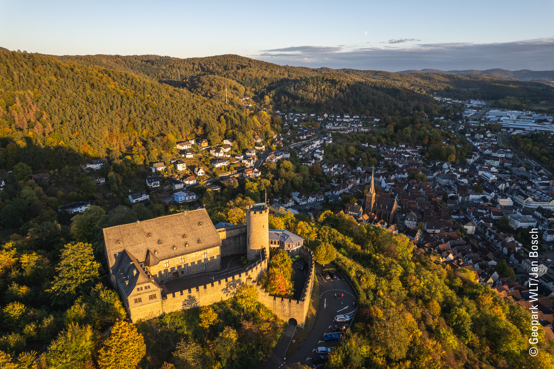 Luftaufnahme von Schloss Biedenkopf von Westen.